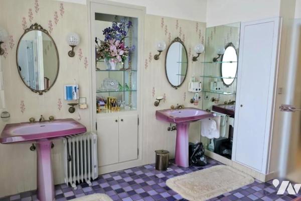 Maison T11 - Sous-sol / Rez-de-jardin - Dépendances - Garage - Terrasses - Jardin. 1 586 m² cadastré