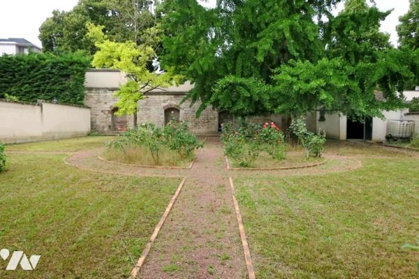 Maison T11 - Sous-sol / Rez-de-jardin - Dépendances - Garage - Terrasses - Jardin. 1 586 m² cadastré