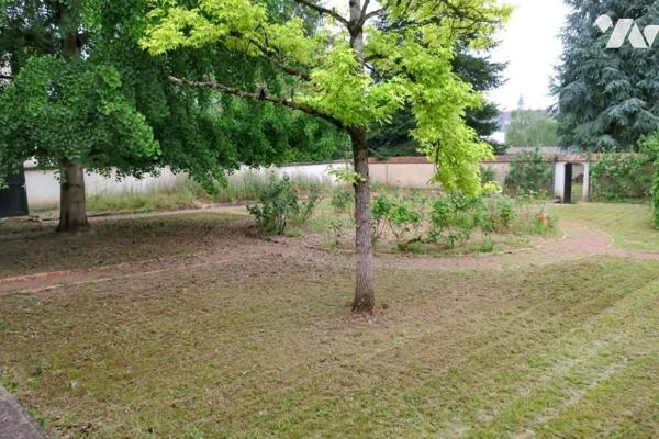Maison T11 - Sous-sol / Rez-de-jardin - Dépendances - Garage - Terrasses - Jardin. 1 586 m² cadastré