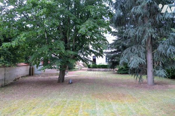 Maison T11 - Sous-sol / Rez-de-jardin - Dépendances - Garage - Terrasses - Jardin. 1 586 m² cadastré