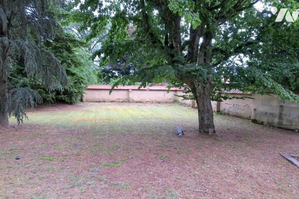Maison T11 - Sous-sol / Rez-de-jardin - Dépendances - Garage - Terrasses - Jardin. 1 586 m² cadastré