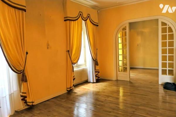 Maison T11 - Sous-sol / Rez-de-jardin - Dépendances - Garage - Terrasses - Jardin. 1 586 m² cadastré