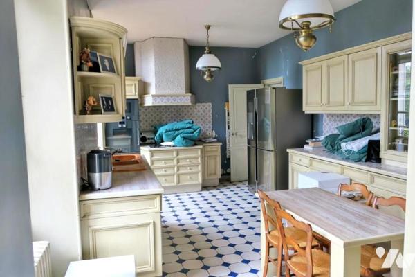 Maison T11 - Sous-sol / Rez-de-jardin - Dépendances - Garage - Terrasses - Jardin. 1 586 m² cadastré