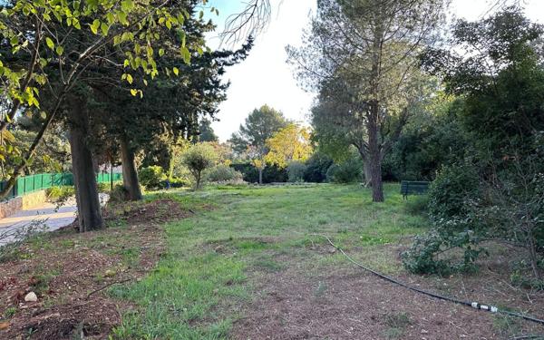 Terrain à vendre    La Garde