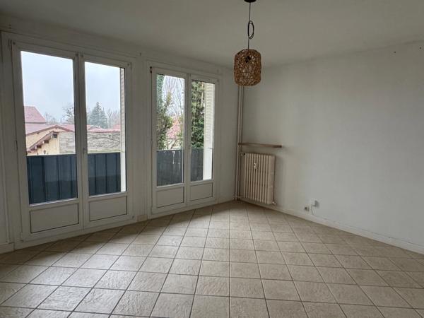 APPARTEMENT 3 CHAMBRES, BALCON, CAVE ET PLACE DE PARKING