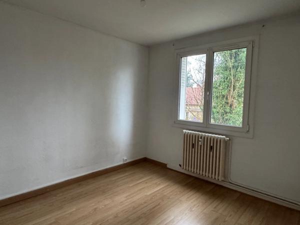 APPARTEMENT 3 CHAMBRES, BALCON, CAVE ET PLACE DE PARKING