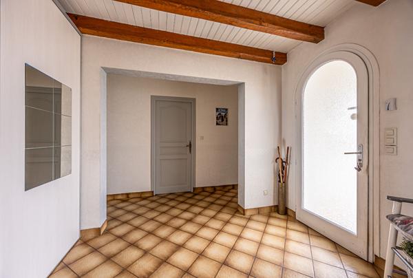 Spacieuse maison familiale de 7 pièces avec terrasse et garage .