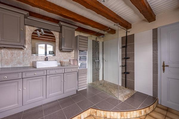 Spacieuse maison familiale de 7 pièces avec terrasse et garage .