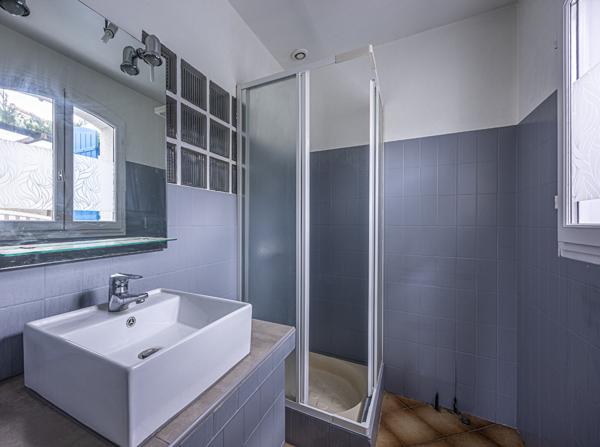 Spacieuse maison familiale de 7 pièces avec terrasse et garage .