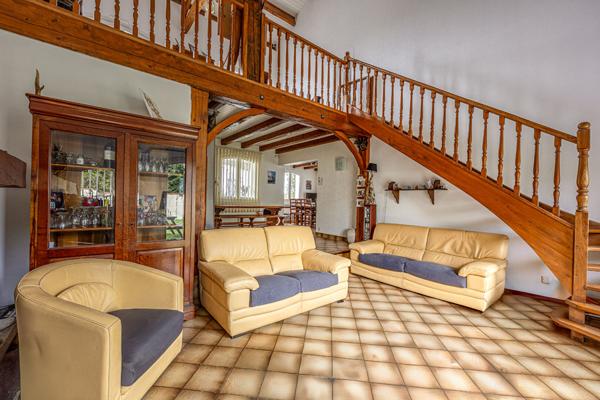 Spacieuse maison familiale de 7 pièces avec terrasse et garage .