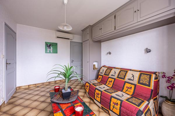 Spacieuse maison familiale de 7 pièces avec terrasse et garage .