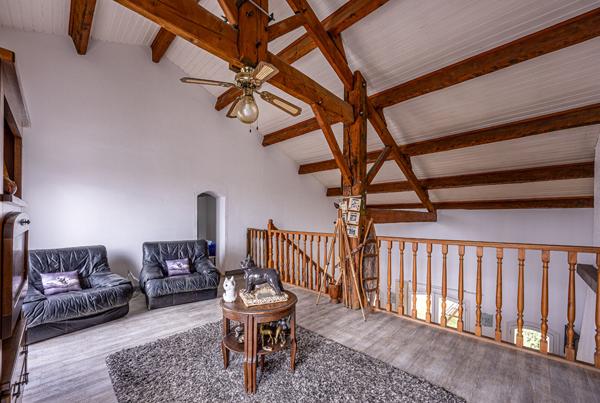 Spacieuse maison familiale de 7 pièces avec terrasse et garage .