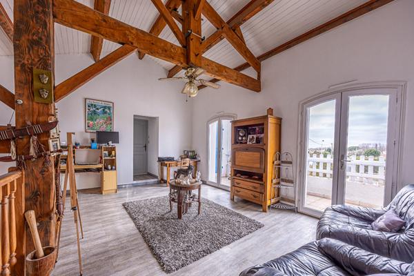 Spacieuse maison familiale de 7 pièces avec terrasse et garage .