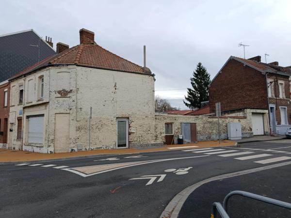 Maison de ville de 102m² en semi plain pied, 2 chambres, 1 bureau avec garage, cour et jardinet.