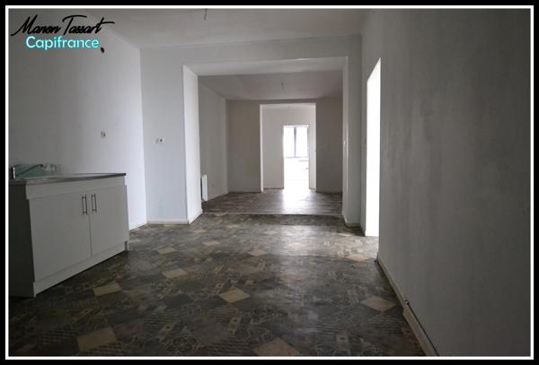 Maison de ville de 102m² en semi plain pied, 2 chambres, 1 bureau avec garage, cour et jardinet.