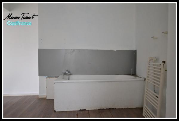 Maison de ville de 102m² en semi plain pied, 2 chambres, 1 bureau avec garage, cour et jardinet.