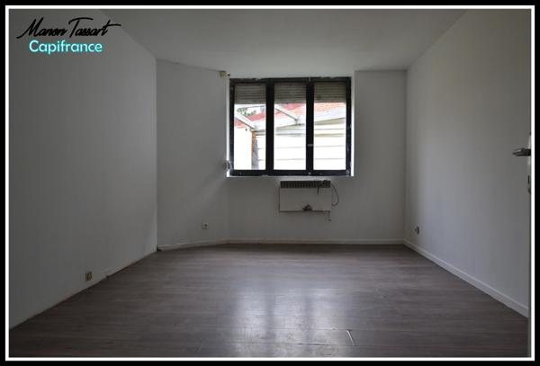 Maison de ville de 102m² en semi plain pied, 2 chambres, 1 bureau avec garage, cour et jardinet.