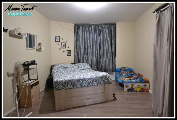 Maison de ville de 102m² en semi plain pied, 2 chambres, 1 bureau avec garage, cour et jardinet.