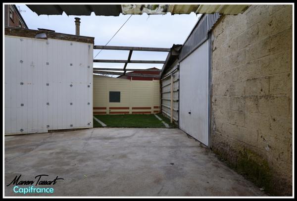 Maison de ville de 102m² en semi plain pied, 2 chambres, 1 bureau avec garage, cour et jardinet.