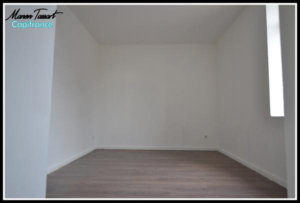 Maison de ville de 102m² en semi plain pied, 2 chambres, 1 bureau avec garage, cour et jardinet.