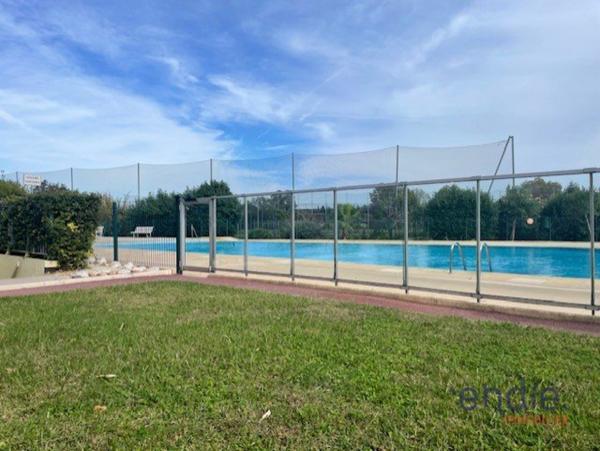 Studio avec loggia dans Résidence sécurisée avec espaces verts et piscine.