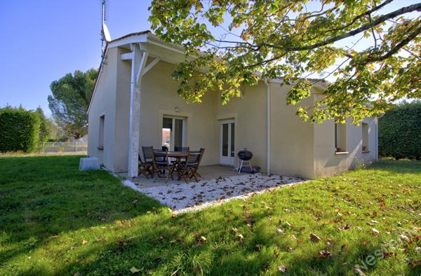 ESTILLAC - Maison lumineuse de plain-pied de 93 m² avec 3 chambres, garage et jardin autour sur un terrain de 800 m² environ
