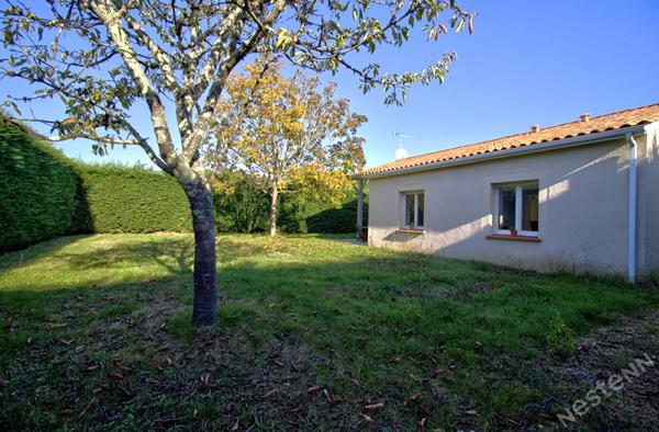 ESTILLAC - Maison lumineuse de plain-pied de 93 m² avec 3 chambres, garage et jardin autour sur un terrain de 800 m² environ