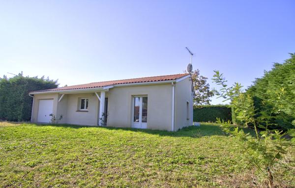 ESTILLAC - Maison lumineuse de plain-pied de 93 m² avec 3 chambres, garage et jardin autour sur un terrain de 800 m² environ