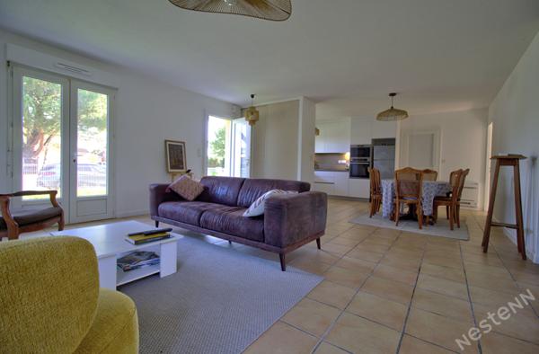 ESTILLAC - Maison lumineuse de plain-pied de 93 m² avec 3 chambres, garage et jardin autour sur un terrain de 800 m² environ