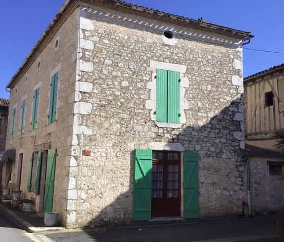 Maison en pierre située au cœur d’un village médiéval renommé.