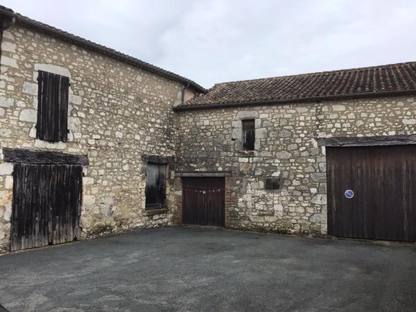 Maison en pierre située au cœur d’un village médiéval renommé.