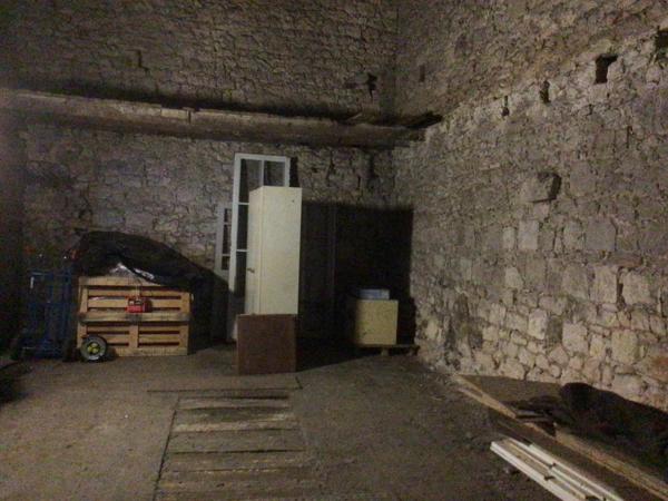 Maison en pierre située au cœur d’un village médiéval renommé.