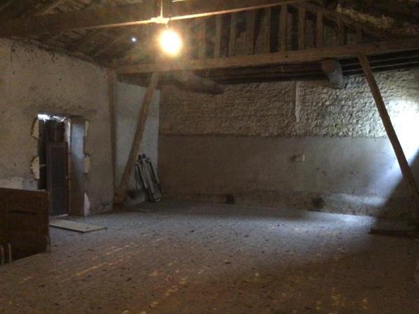 Maison en pierre située au cœur d’un village médiéval renommé.