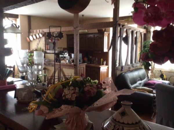 Maison en pierre située au cœur d’un village médiéval renommé.