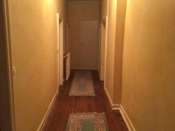 Maison en pierre située au cœur d’un village médiéval renommé.