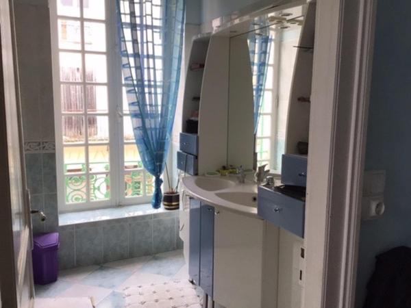 Maison en pierre située au cœur d’un village médiéval renommé.