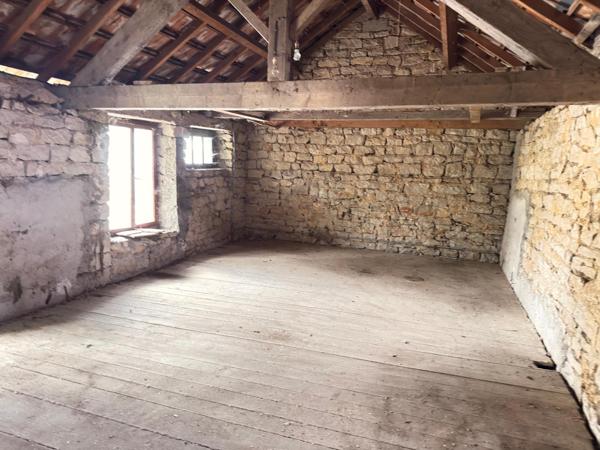 Maison de 115 m2, 3 ch, garage, dependance et terrain.