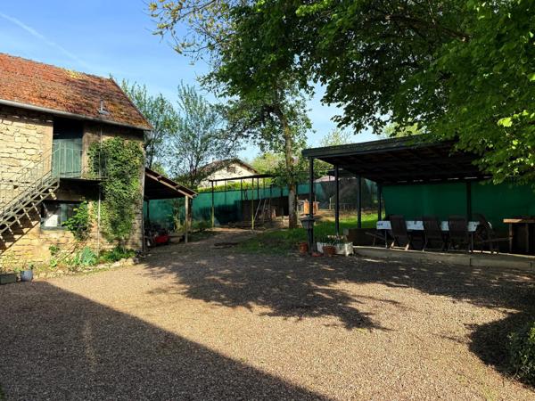 Maison de 115 m2, 3 ch, garage, dependance et terrain.