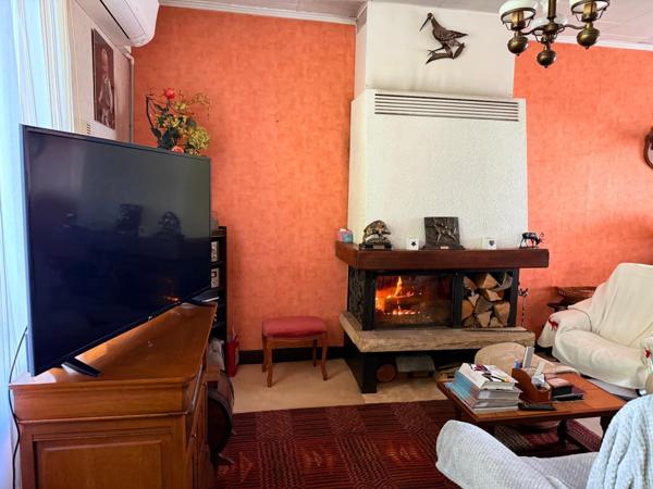 Maison de 115 m2, 3 ch, garage, dependance et terrain.