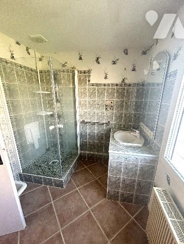 En centre-ville, à proximité des commerces, maison sur 2 niveaux avec garage et jardin clos