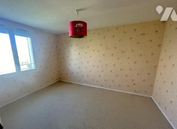 En centre-ville, à proximité des commerces, maison sur 2 niveaux avec garage et jardin clos