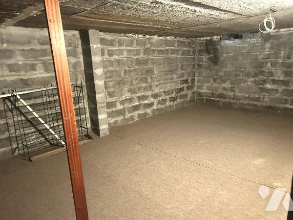 En centre-ville, à proximité des commerces, maison sur 2 niveaux avec garage et jardin clos