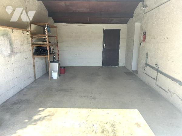 En centre-ville, à proximité des commerces, maison sur 2 niveaux avec garage et jardin clos