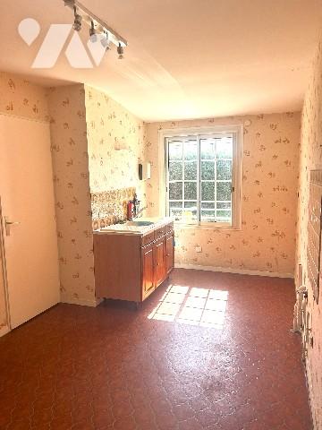 En centre-ville, à proximité des commerces, maison sur 2 niveaux avec garage et jardin clos