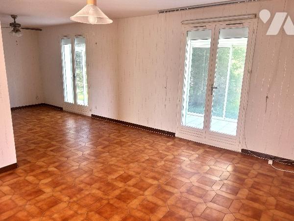 En centre-ville, à proximité des commerces, maison sur 2 niveaux avec garage et jardin clos