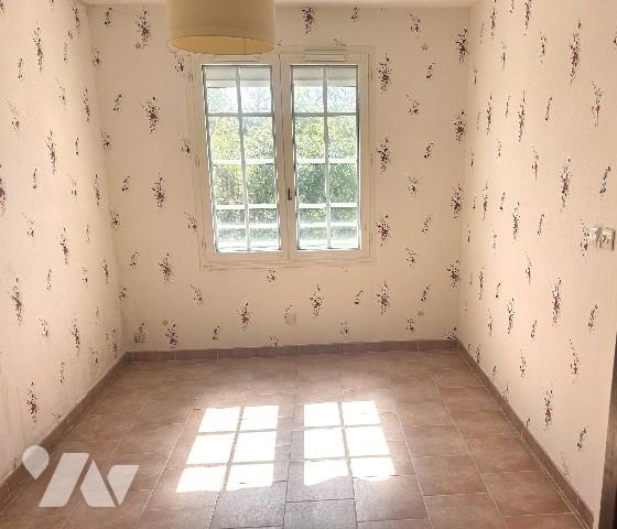 En centre-ville, à proximité des commerces, maison sur 2 niveaux avec garage et jardin clos