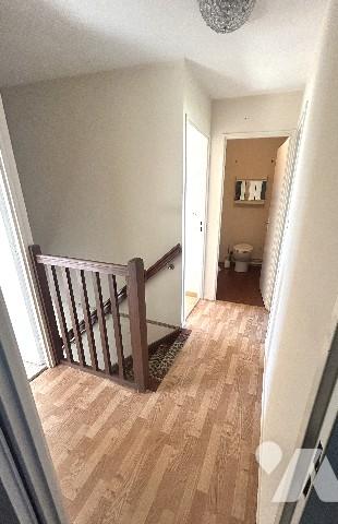 En centre-ville, à proximité des commerces, maison sur 2 niveaux avec garage et jardin clos