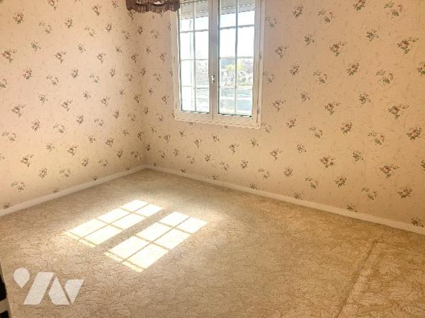 En centre-ville, à proximité des commerces, maison sur 2 niveaux avec garage et jardin clos