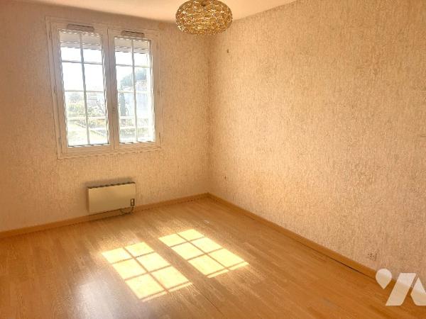 En centre-ville, à proximité des commerces, maison sur 2 niveaux avec garage et jardin clos