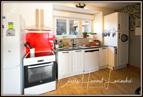 Pleine-Fougères (35610) PLEINE-FOUGERES - Centre Bourg - Propriété 100 m² (potentiel 240 m²) en pierre avec dépendances - Terrain 270